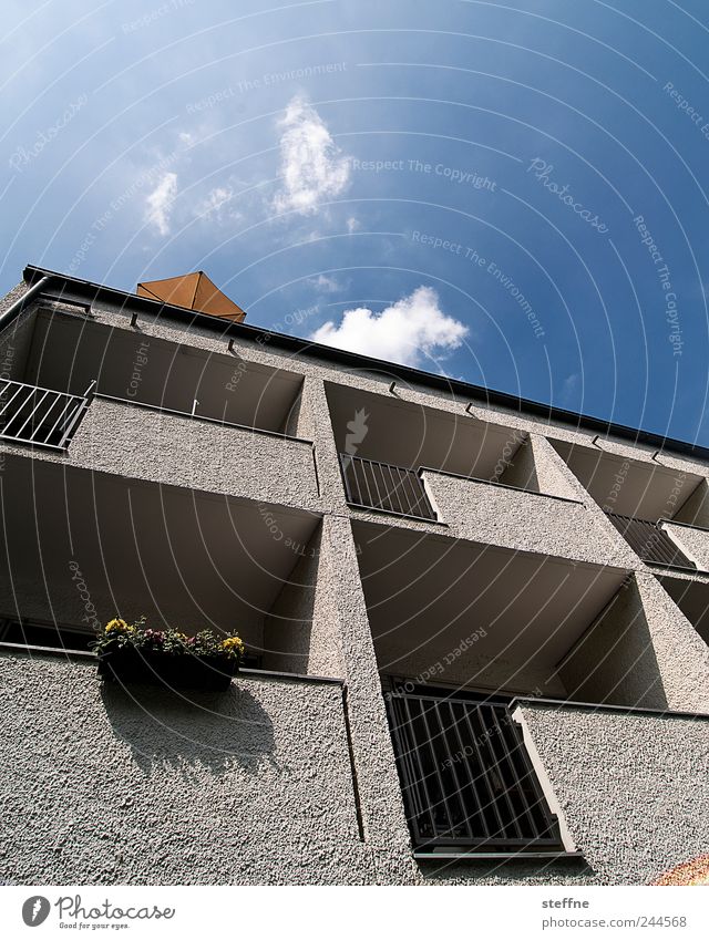 Wahrscheinlichkeitsprognose, 0% Himmel Wolken Sonnenlicht Sommer Schönes Wetter Haus Mauer Wand Fassade Balkon Sonnenschirm Schatten Beton Farbfoto