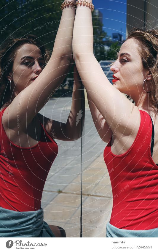 Seitenporträt einer jungen Frau, die an einer Spiegelwand posiert. Lifestyle elegant Stil Design schön Sommer Sonne Mensch feminin Junge Frau Jugendliche 1
