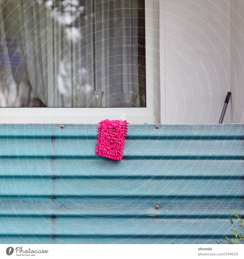 Putzen modebewusst Haus Einfamilienhaus Gebäude Mauer Wand Fassade Balkon Fenster Putztuch Wischen rosa Sauberkeit trocknen aufhängen Reinigen Farbfoto