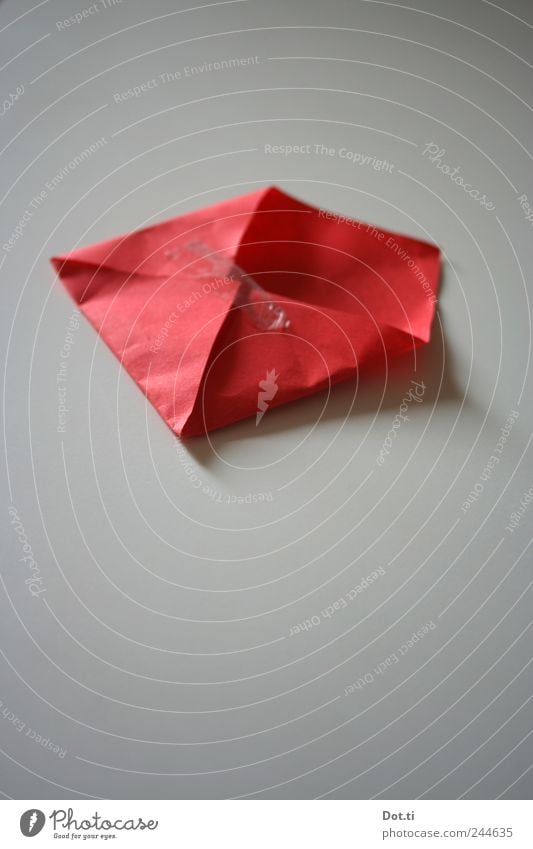roter Briefumschlag selbstgebastelt Spielen Basteln Kinderspiel Papier Verpackung Symmetrie Klebeband offen Post senden Information Farbfoto Gedeckte Farben