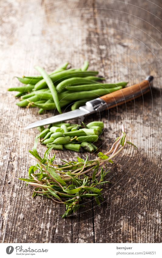 Bohne & Kraut Lebensmittel Gemüse Bioprodukte Vegetarische Ernährung liegen bescheiden sparsam Bohnen Bohnenkraut Messer Schneidebrett geschnitten schnippseln