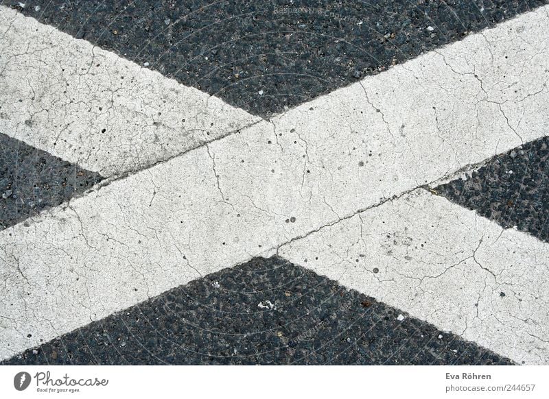 Kreuz auf Asphalt Straße Wege & Pfade Zeichen Schilder & Markierungen Verkehrszeichen einfach fest grau weiß ruhig stagnierend Verbote x durchgestrichen