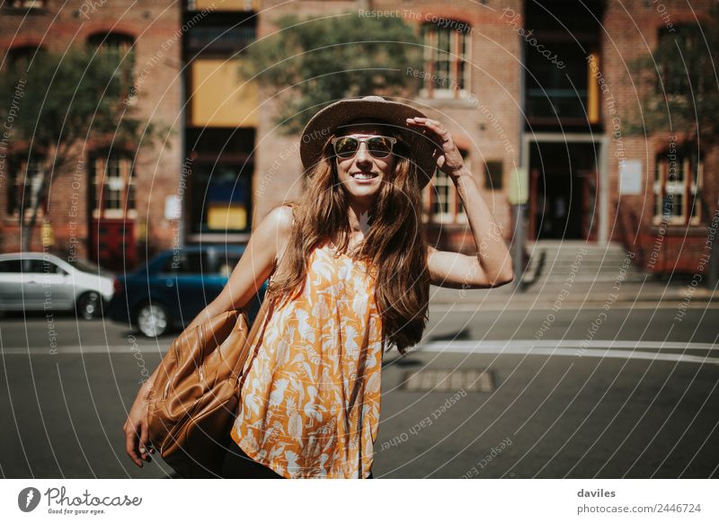 Blonde dünne Frau mit Hut und Sonnenbrille, die tagsüber die Stadt besucht. Lifestyle Stil Freude schön Körper Freizeit & Hobby Ferien & Urlaub & Reisen