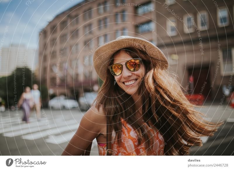 Langhaariges Mädchen mit Hut und Sonnenbrille auf den Straßen der Stadt Sydney in Australien. Lifestyle Freizeit & Hobby Ferien & Urlaub & Reisen Tourismus