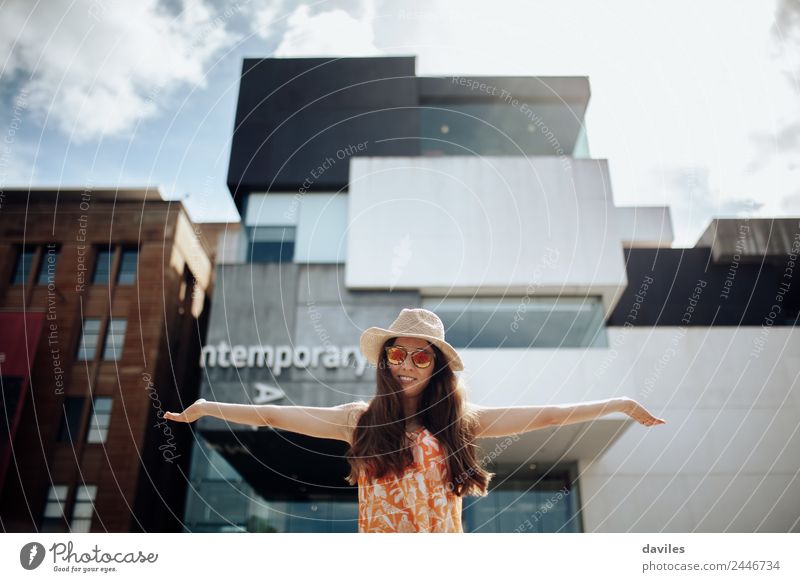 Süße Frau mit offenen Armen posiert vor dem Museum für Zeitgenössische Kunst in Sydney. Lifestyle Freizeit & Hobby Mensch Junge Frau Jugendliche Erwachsene 1