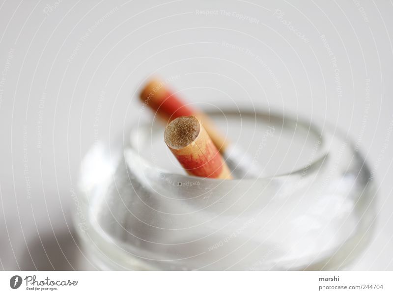 benutzt und verbraucht schön braun weiß Zigarette Zigarettenspitze Filter Sucht Rauchen Tabakwaren Rauchen verboten Aschenbecher Lippenstift Nahaufnahme Nikotin