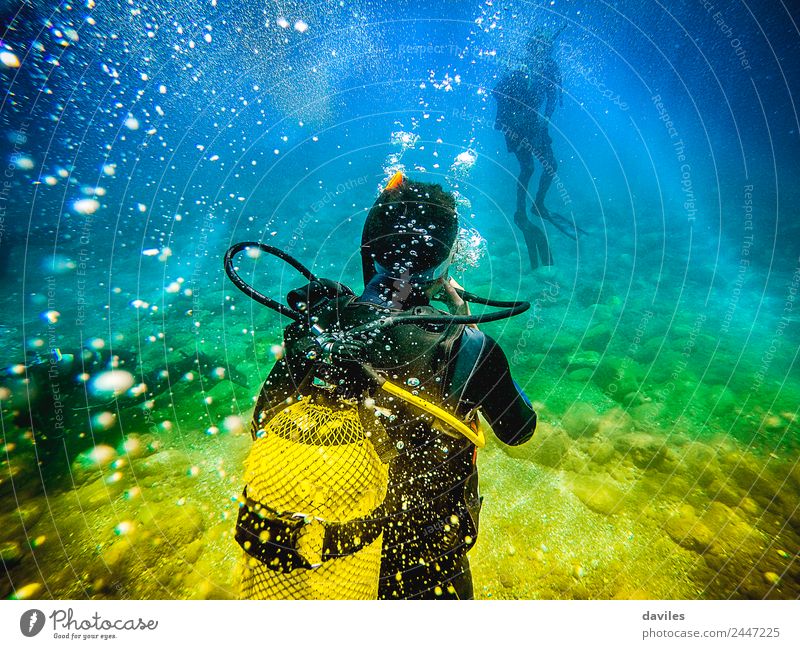 Mann in seinem Rücken mit Tauchausrüstung, der den Meeresboden erkundet. Lifestyle Freizeit & Hobby Ferien & Urlaub & Reisen Abenteuer Sport Wassersport
