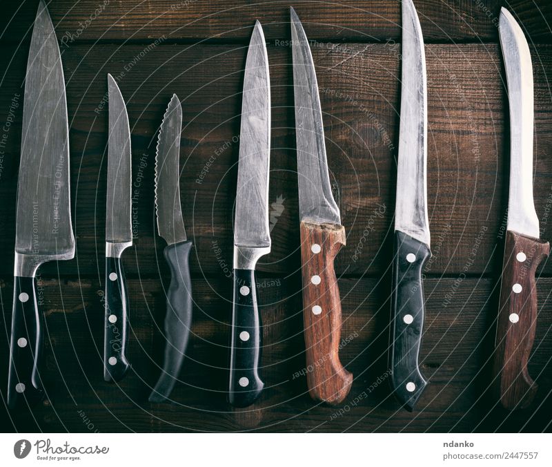 verschiedene Küchenmesser verwendet Messer Tisch Holz Metall Stahl alt braun Hintergrund Klinge Holzplatte Essen zubereiten Schneiden heimisch Gerät