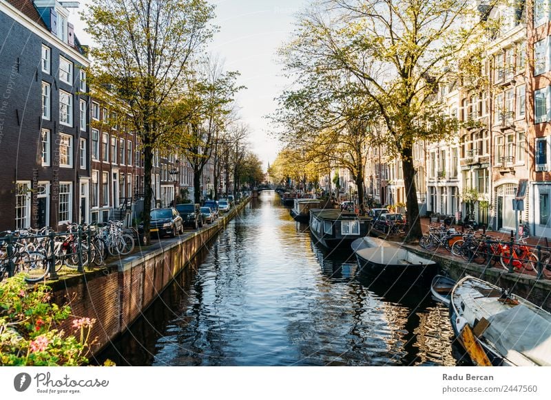 Niederländische Häuser und Hausboote am Amsterdamer Kanal im Herbst Lifestyle elegant Stil Design Ferien & Urlaub & Reisen Tourismus Ausflug Abenteuer