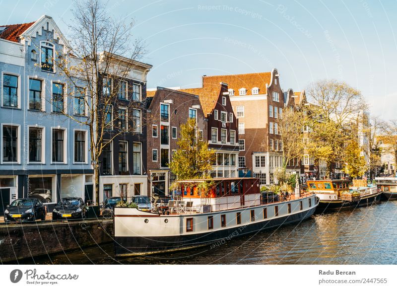 Architektur niederländischer Häuser und Hausboote am Amsterdamer Kanal Stil schön Ferien & Urlaub & Reisen Tourismus Ausflug Abenteuer Sightseeing Städtereise