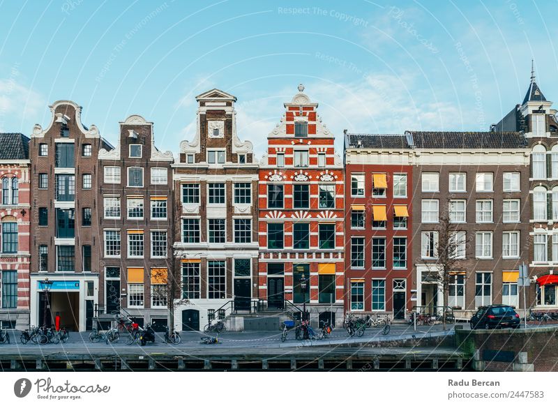 Schöne Architektur niederländischer Häuser und Hausboote am Amsterdamer Kanal im Herbst Niederlande Großstadt Berühmte Bauten Ferien & Urlaub & Reisen