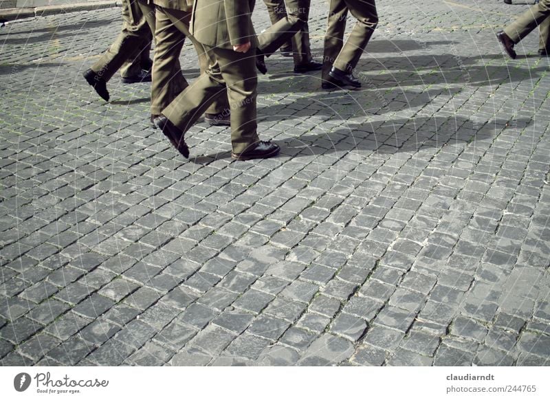 Abmarsch! Beruf Mensch maskulin Mann Erwachsene Beine Fuß Menschengruppe Straße gehen Kontrolle seriös Sicherheit marschieren Uniform Armee Militär Polizei
