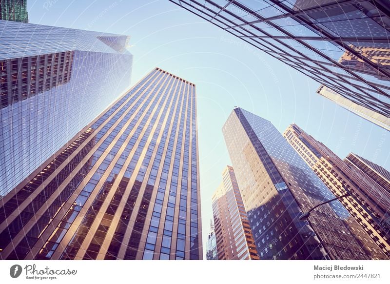Blick auf die Wolkenkratzer von Manhattan, New York, USA. Reichtum elegant Geld Sightseeing Häusliches Leben Büro Himmel Stadt Hochhaus Bankgebäude Gebäude