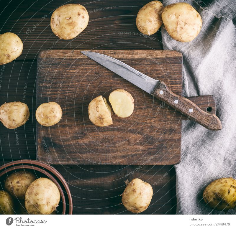 junge frische Kartoffeln Gemüse Ernährung Vegetarische Ernährung Messer Tisch Natur Holz natürlich oben braun gelb weiß Hintergrund Lebensmittel Konsistenz roh