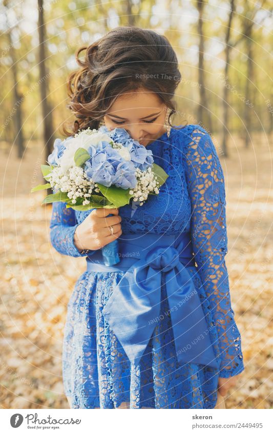 schüchternes Mädchen versteckt ihre Augen mit einem Blumenstrauß. elegant schön Feste & Feiern Hochzeit Geburtstag feminin Junge Frau Jugendliche Erwachsene 1