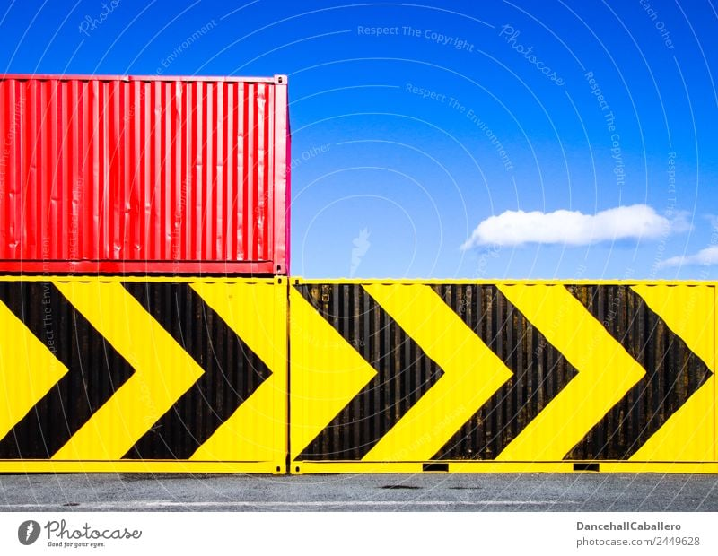 Container... Metall eckig blau gelb rot schwarz Containerterminal Hafen Pfeile Richtung Wolken Geometrie industriell Industrie Wirtschaft