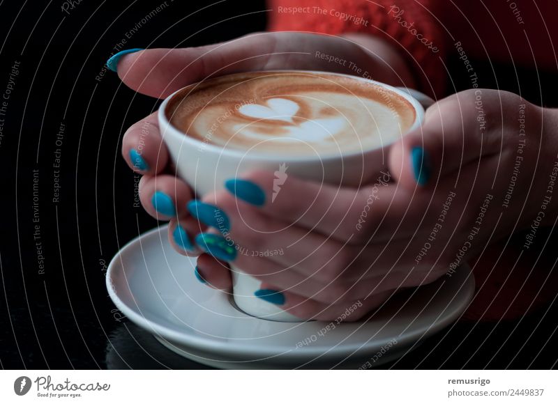Hände halten eine Kaffeetasse mit Herzform. Getränk Espresso Design Hand frisch heiß braun Rumänien Timisoara aromatisch Café Koffein Cappuccino Sahne Tasse