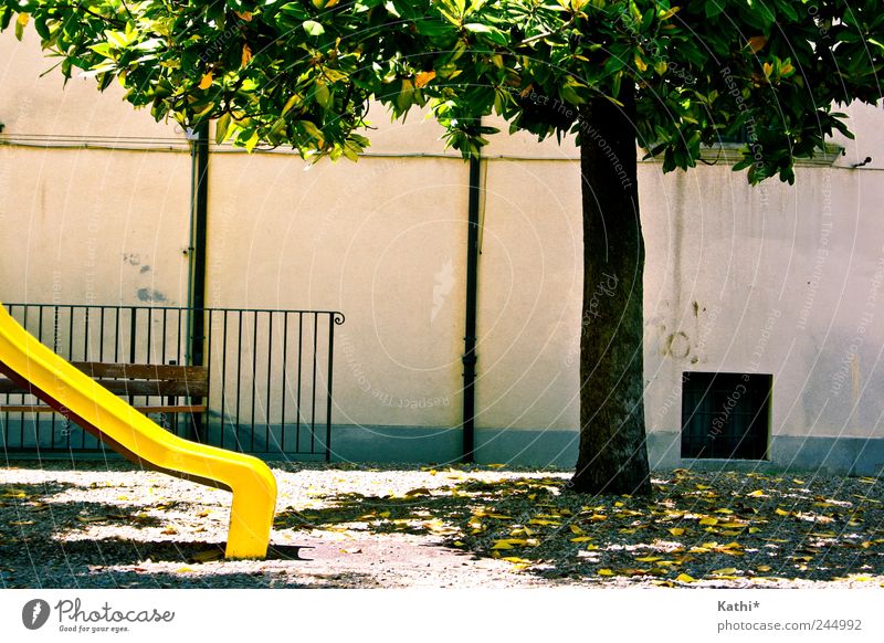 Spielplatz in der Toskana Spielen Sommer Garten Natur Schönes Wetter Baum Park Menschenleer Mauer Wand Fröhlichkeit gelb grün Freude Lebensfreude Warmherzigkeit