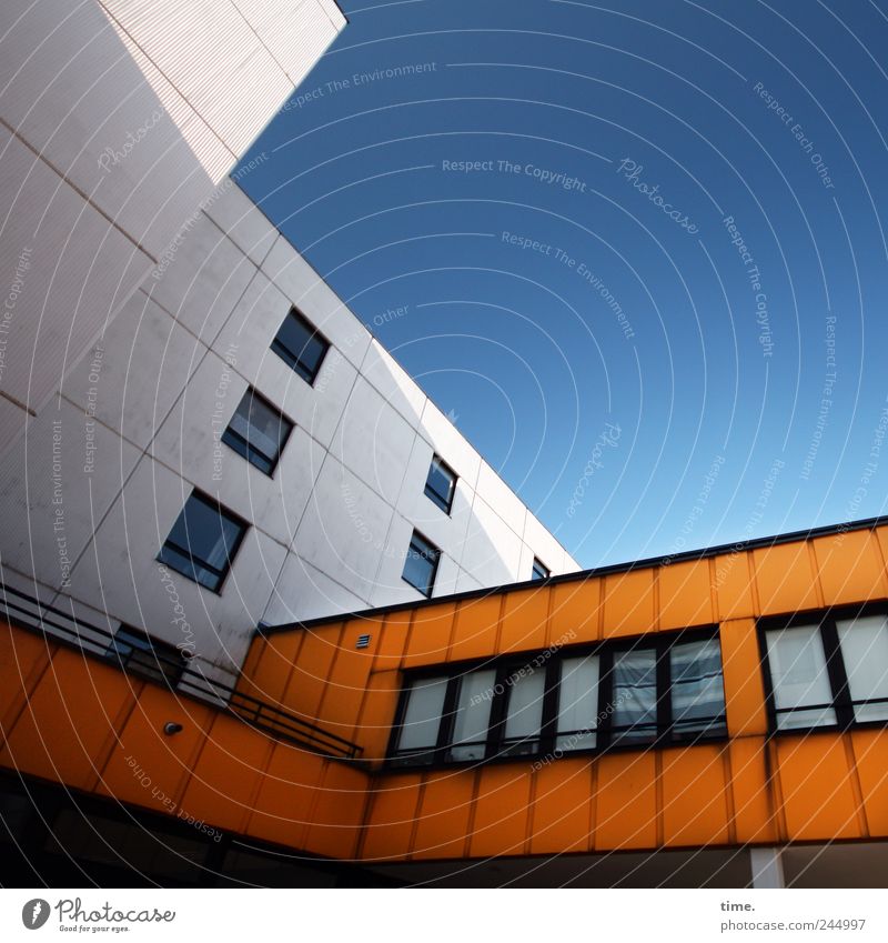 Ästhetik des Banalen #3 Haus Himmel Hamburg Hochhaus Bauwerk Architektur Fassade Fenster eckig hoch blau orange weiß komplex Konzentration Problemlösung