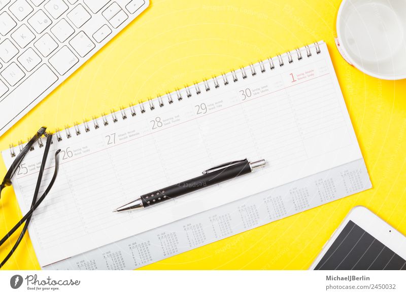 Kalender mit Stift und Brille auf gelbem Hintergrund Büro Papier Schreibstift Business Hintergrundbild Verabredung clever Symbole & Metaphern Text Farbfoto
