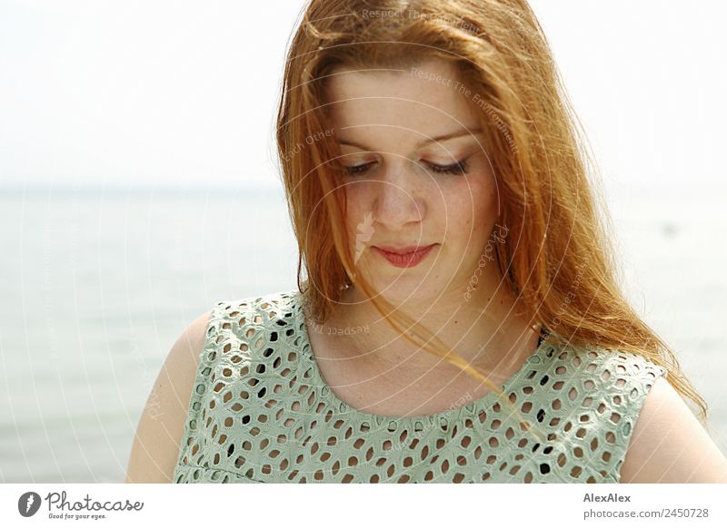 Portrait einer Frau an der Ostsee schön harmonisch Junge Frau Jugendliche Erwachsene Haare & Frisuren Gesicht 18-30 Jahre Landschaft Horizont Schönes Wetter