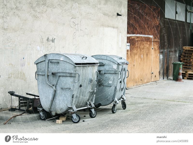 Hinterhof Umwelt grau Müllbehälter Metall Hof dreckig trist Müllverwertung Recycling Recyclingcontainer Container Farbfoto Außenaufnahme