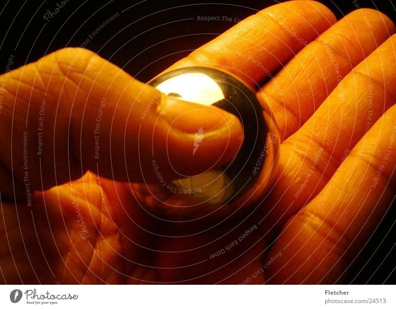 Kugel in Hand Silberkugel Finger rund beruhigend Fototechnik silber