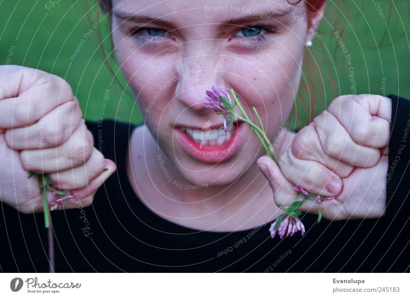 Aggression Mensch feminin Junge Frau Jugendliche Erwachsene Kindheit Nase Mund Lippen Zähne Hand 1 Wut Blumenstrauß Zerstörung Zerreißen Farbfoto