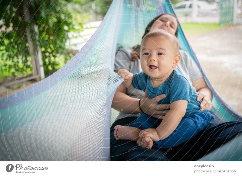 Der kleine Junge und die Mutter sitzen an der Hängematte. Lifestyle Freude Glück schön Spielen Kind Mensch Baby Frau Erwachsene Eltern Familie & Verwandtschaft