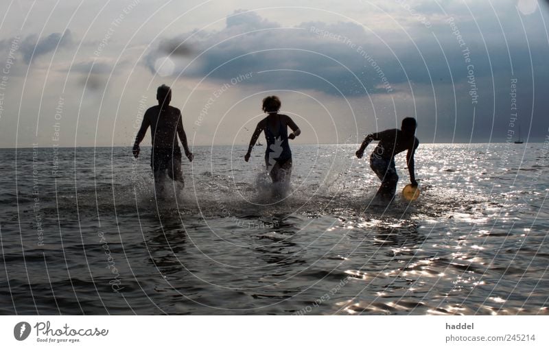 Baywatch Freude Sommerurlaub Strand Meer maskulin Jugendliche Leben 3 Mensch Himmel Wolken Sonnenlicht Wellen Küste Ostsee laufen rennen hell nass
