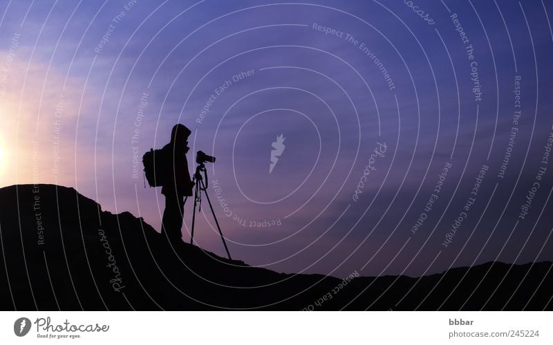 Silhouette eines Fotografen bei Sonnenaufgang Freizeit & Hobby Ferien & Urlaub & Reisen Tourismus Sightseeing Berge u. Gebirge Fotokamera Mann Erwachsene 1