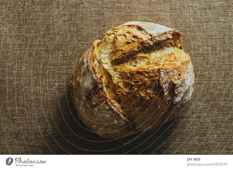 Frisch gebackenes traditionelles Brot auf Leinentischdecke rustikal selbstgemacht Lebensmittel Gesunde Ernährung Foodfotografie Weizen Brotlaib braun ganz