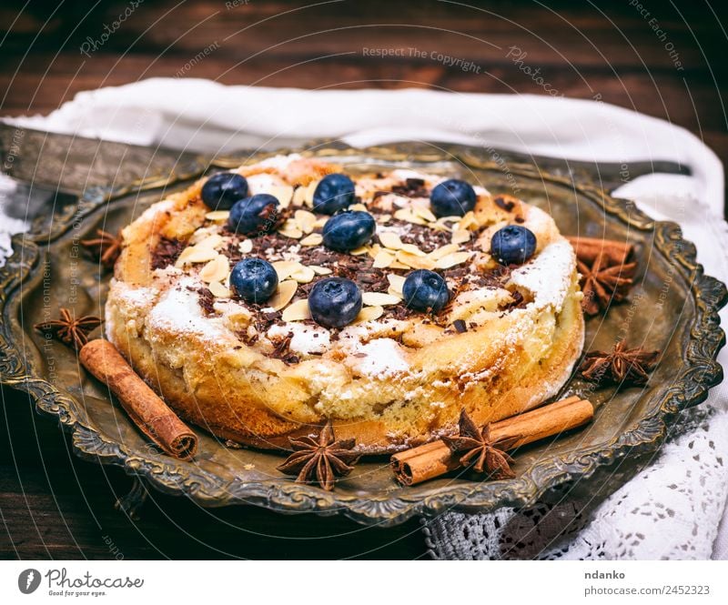 runde hausgemachte Pastete mit Heidelbeeren Frucht Dessert Süßwaren Teller Tisch Holz Essen lecker blau braun Pasteten Blaubeeren Hintergrund Torte gebastelt