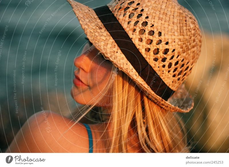 Summer Girl Haare & Frisuren Sommer Sommerurlaub Sonnenbad Strand Meer Mensch feminin Junge Frau Jugendliche Haut Kopf 1 Kleid Bikini Accessoire Hut blond