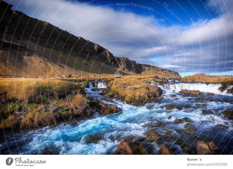 Türkis farbener Gletscherfluß in Island mit Wasserfall. Erholung ruhig Ferien & Urlaub & Reisen Tourismus Abenteuer Freiheit Camping Sommerurlaub