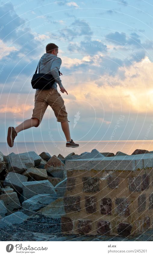Überwindung maskulin Erwachsene 1 Mensch Schönes Wetter Felsen Ostsee Mauer Wand Stein Beton Wasser springen sportlich Unendlichkeit Lebensfreude Begeisterung