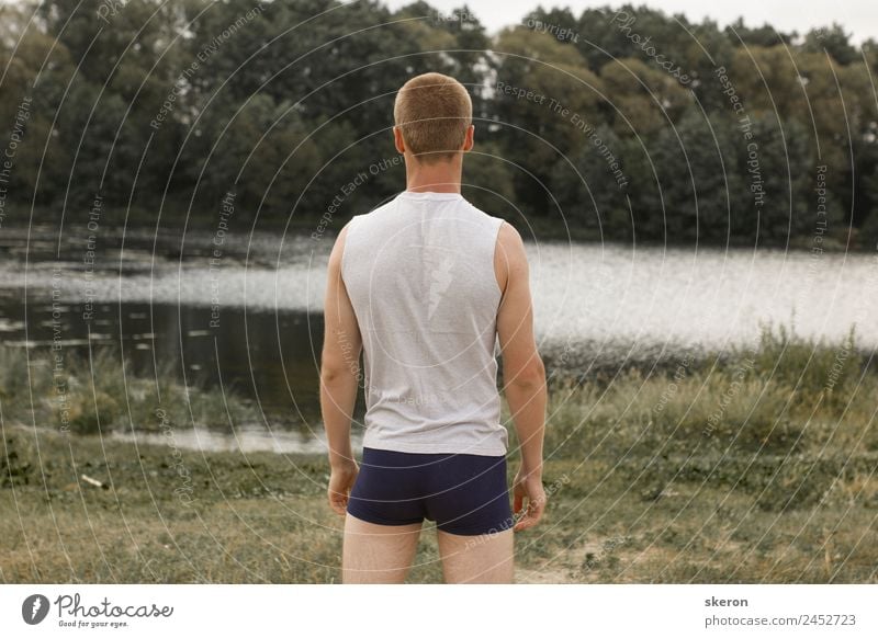 Sportler in Unterwäsche, der auf den Fluss schaut. Fitness Sport-Training Mensch maskulin Junger Mann Jugendliche Erwachsene Körper Haut Kopf 1 18-30 Jahre