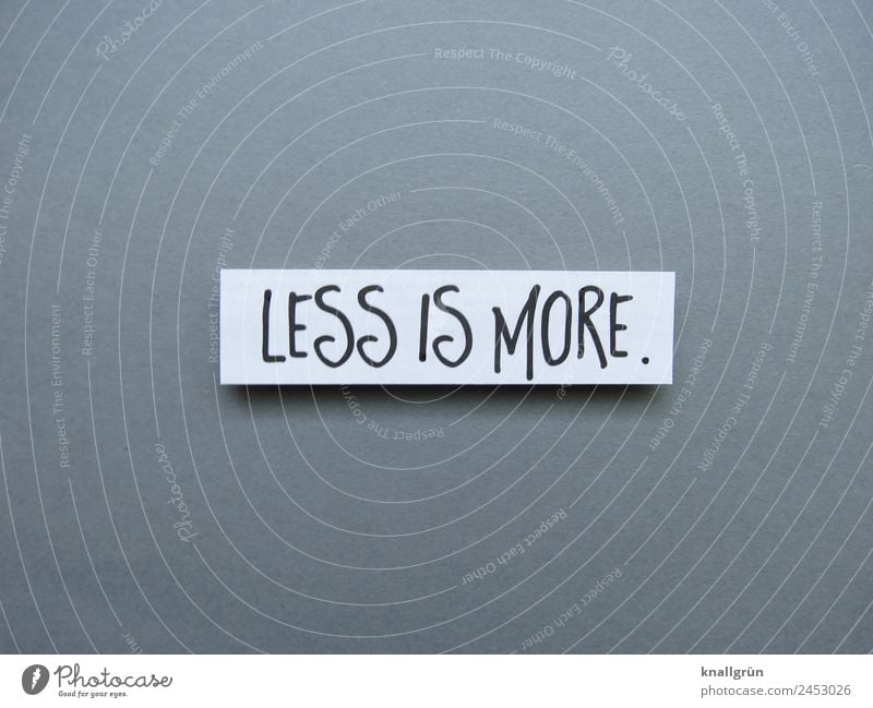 Less is more. weniger ist mehr minimalistisch einfach Redewendung Oxymoron Buchstaben Wort Satz Schriftzeichen Hintergrund neutral Typographie Sprache Text