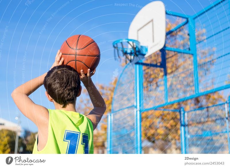 Junger männlicher Teenager spielt Basketball auf einem Platz im Freien. Lifestyle Freude sportlich Erholung Freizeit & Hobby Spielen Sport Mensch maskulin Mann