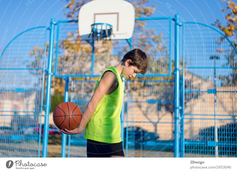 Junger Basketballspieler steht auf dem Platz und trägt ein gelbes ärmelloses Lifestyle Freude Erholung Freizeit & Hobby Spielen Sport Ball Mensch maskulin Mann