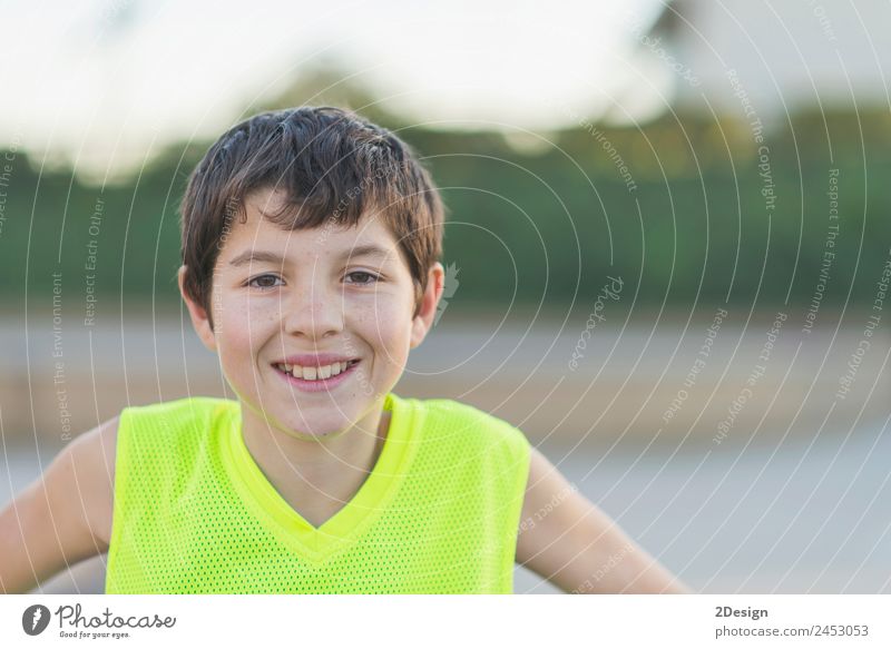 oung Teenager mit einem gelben Basketballarm ohne Ärmel lächelnd. Lifestyle Freude Glück Erholung Sommer Sport Kind Mensch Junge Junger Mann Jugendliche