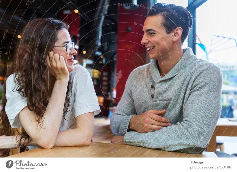 Seitenansicht eines liebenden Paares, das sich gegenseitig ansieht. Mittagessen Kaffee Lifestyle Glück schön Freizeit & Hobby Tisch Restaurant Flirten sprechen
