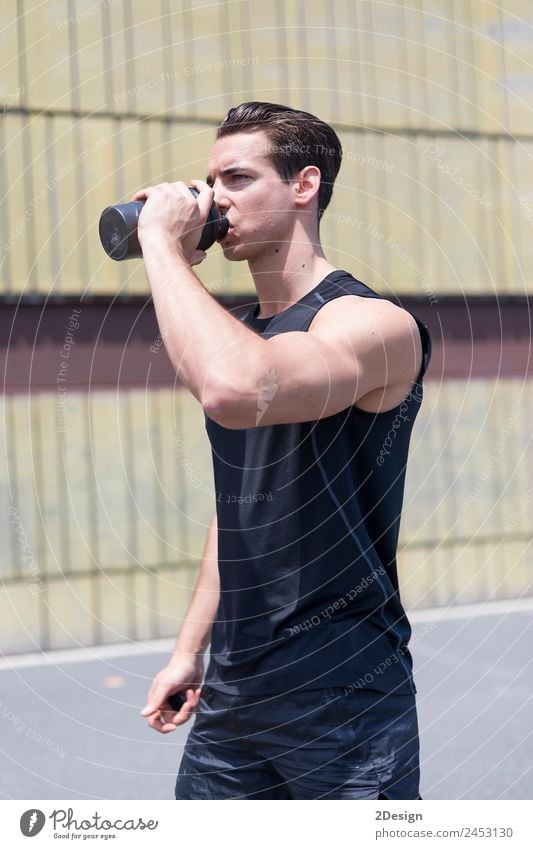 Junger Sportler trinkt Wasser nach dem Joggen trinken Flasche Lifestyle Sommer Mensch maskulin Junger Mann Jugendliche Erwachsene 1 18-30 Jahre Park T-Shirt