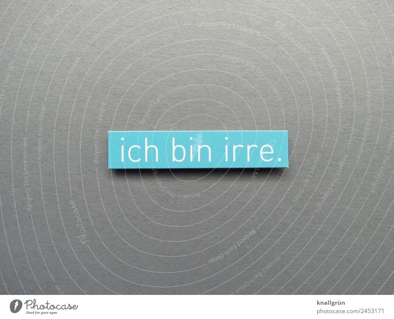 Ich bin irre. verrückt Text Krankheit skurril komisch Farbfoto Wort Satz Buchstaben Mitteilung Menschenleer Typographie Hintergrund neutral Sprache