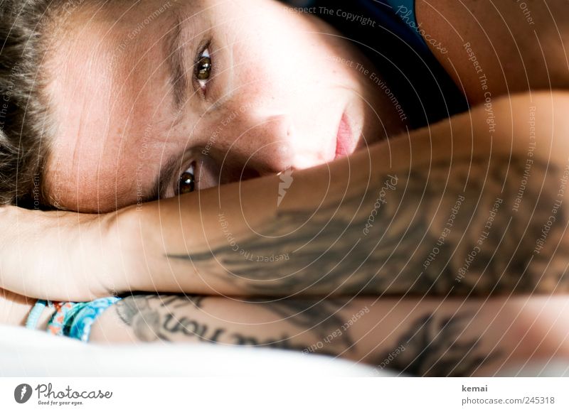Bis dann Erholung ruhig Wohnung Mensch feminin Frau Erwachsene Leben Kopf Gesicht Auge Arme 1 30-45 Jahre Tattoo liegen Blick braun Traurigkeit Sorge Schmerz