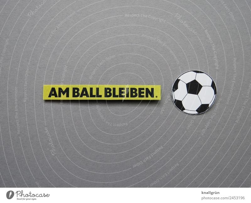 AM BALL BLEIBEN. Fußball Schriftzeichen Schilder & Markierungen Spielen Zusammensein sportlich grau grün schwarz weiß Gefühle Stimmung Begeisterung Optimismus