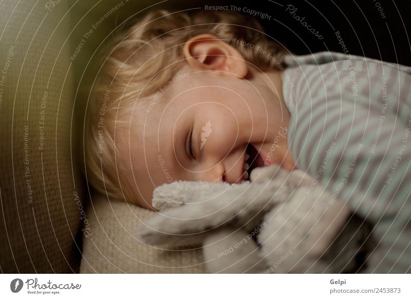 Liebenswertes Baby mit einem Jahr alt Freude Glück schön Leben Spielen Sofa Wohnzimmer Kind Kleinkind Junge Familie & Verwandtschaft Kindheit Mund blond
