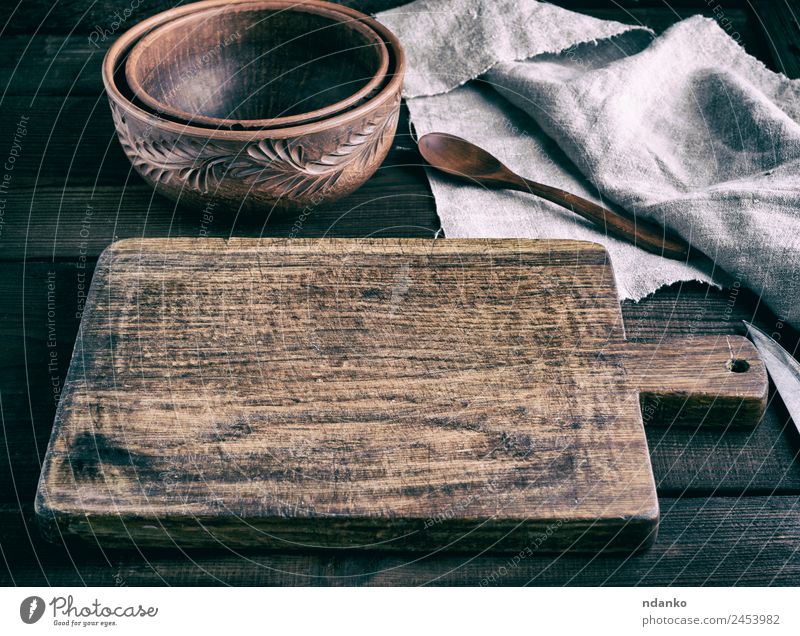 leeres braunes Holzschneidebrett Schalen & Schüsseln Löffel Küche alt dunkel natürlich retro Keramik Holzplatte Schneiden Hintergrund Essen zubereiten