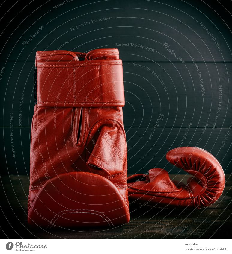 Paar rote Lederhandschuhe zum Boxen Sport Erfolg Handschuhe alt schwarz Boxsport Hintergrund Gerät Sportbekleidung Boxhandschuhe Konsistenz Entwurf altehrwürdig