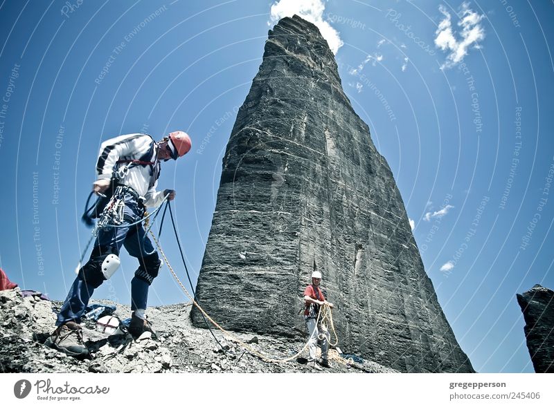 Ein Team von Kletterern erreicht den Gipfel. Leben Abenteuer Sport Klettern Bergsteigen Erfolg wandern Seil maskulin Mann Erwachsene Freundschaft 2 Mensch
